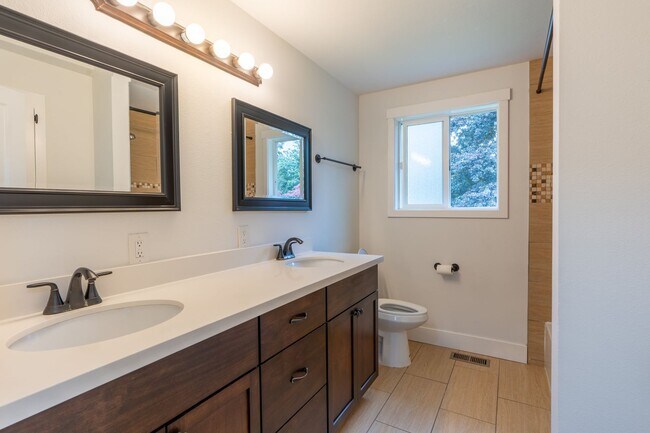 Building Photo - 4bed/3bath home in Finn Hill