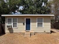 Building Photo - One Bedroom House Located In Heart of Lubbock Minutes From Texas Tech & Medical District!
