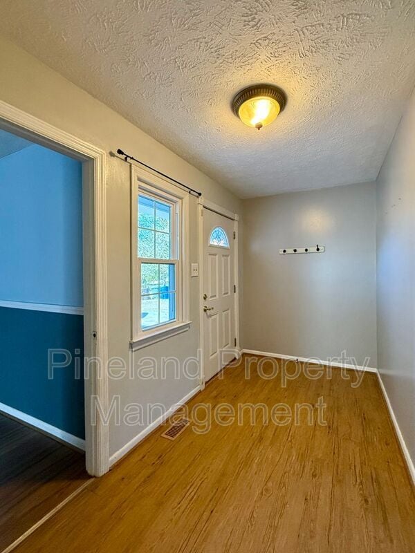 Building Photo - 1521 Paisley Ave