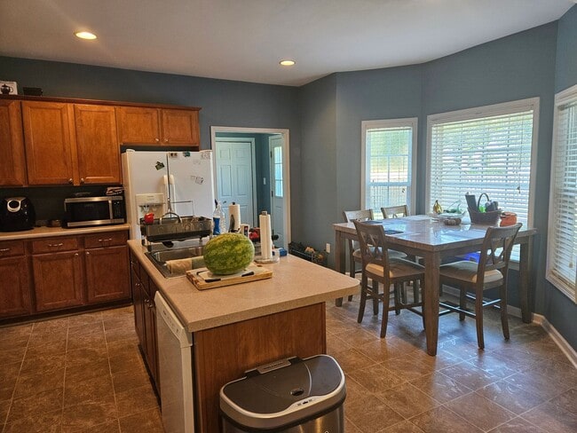 Building Photo - Beautiful unfurnished 4 bedroom, 2.5 bath ...