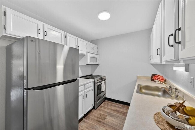 Building Photo - 1400 Golden Cir