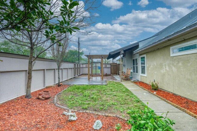 Building Photo - 1002 Bayview Dr