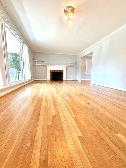 Building Photo - 5809 Greenlawn Dr