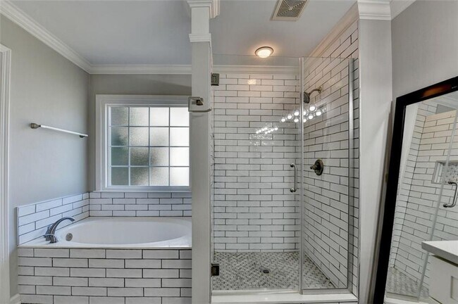 Building Photo - 355 Gaines Oak Way