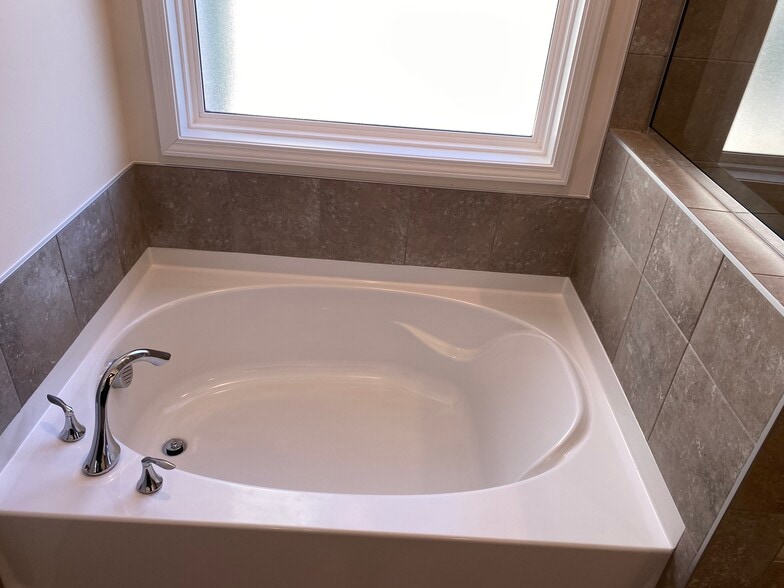 Bath Tub - 1005 Myers Point Dr