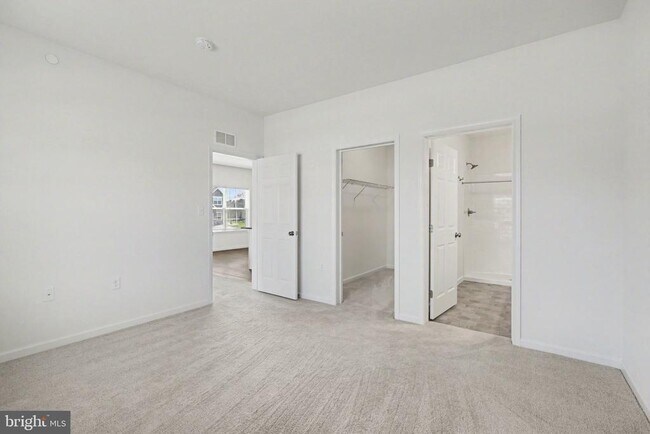 Building Photo - 7884 Oakbrook Dr