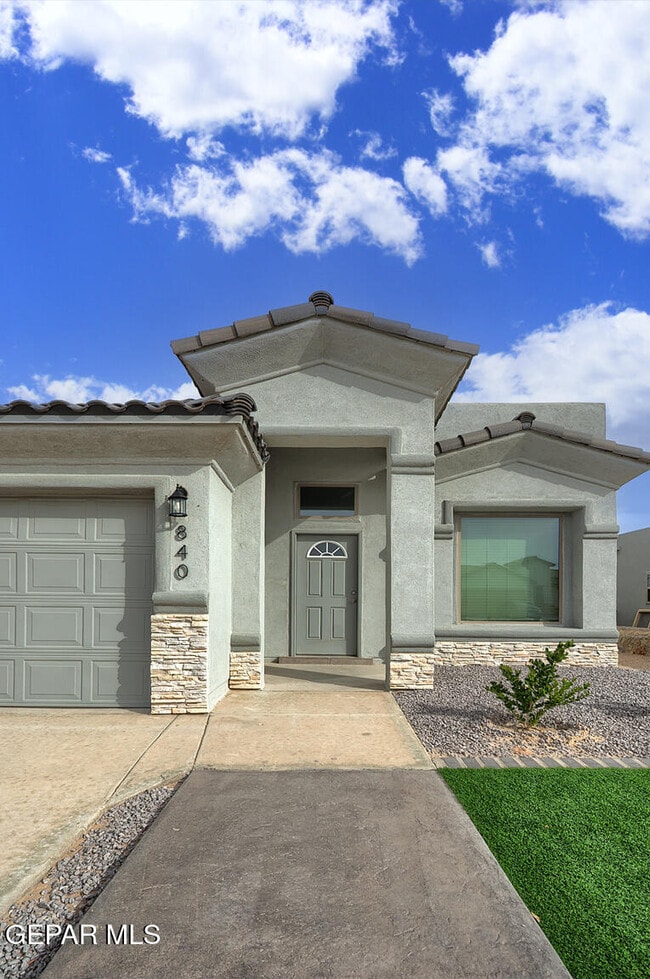 Building Photo - 840 Paseo Dulce Ave