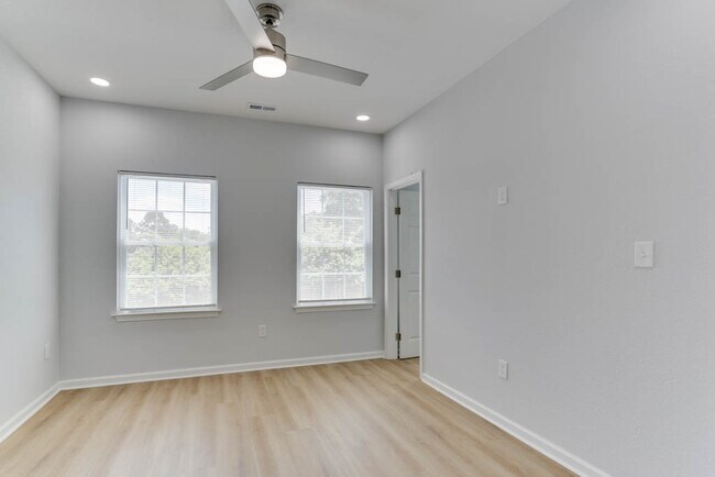 Building Photo - 1436 W 39th St