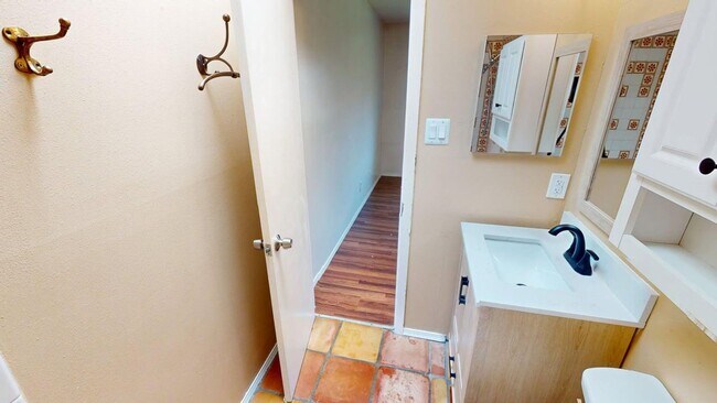 Building Photo - Sweet 3 bedroom