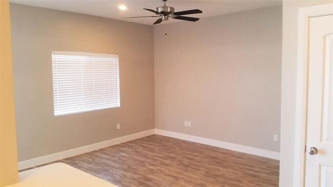 Building Photo - 3 bedroom, 2.5 bathroom Townhome on the No...