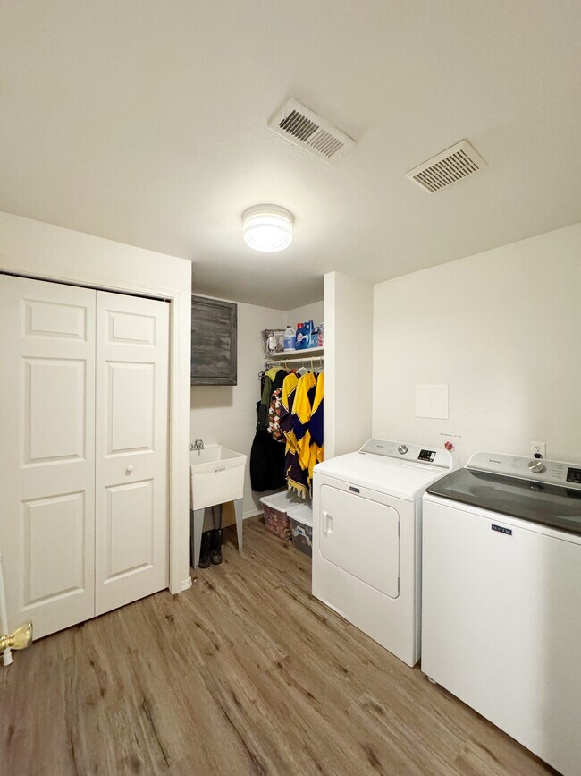 Building Photo - 1923 W Hampson Ave