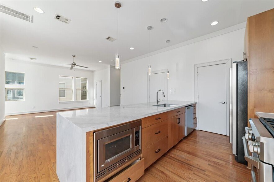 Building Photo - 821A W 25th St