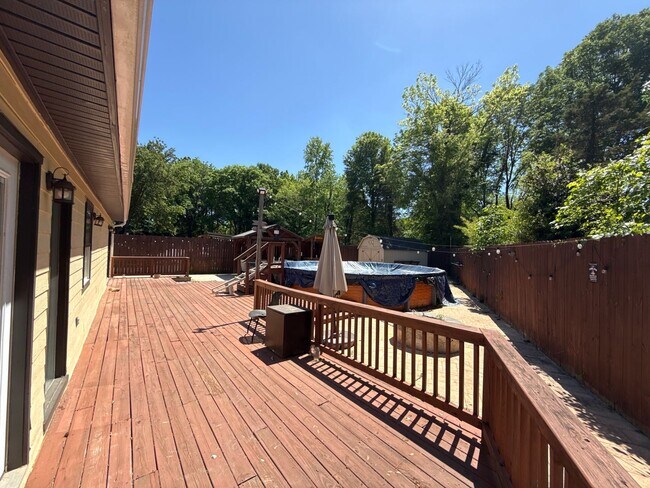 Building Photo - Updated Ranch Home with Luxury features!