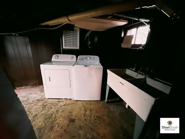 Building Photo - Recently updated 4 bed 1.5 bath Single Fam...