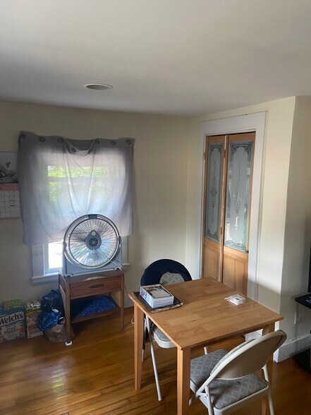 Building Photo - 20 Magoun St