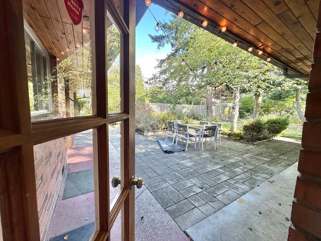 Building Photo - Mercer Island Home - Available 11/20/24