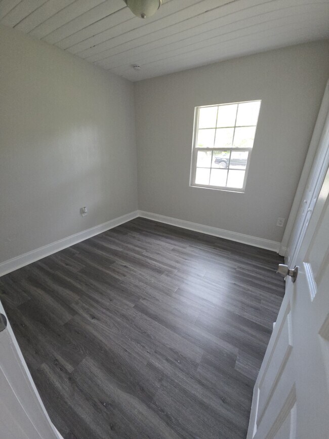 Building Photo - 413 Dove Ave