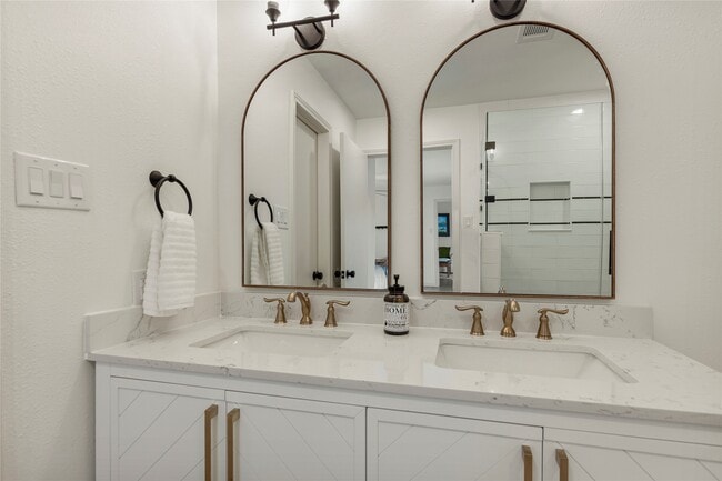 Building Photo - 1815 Saxony Ln