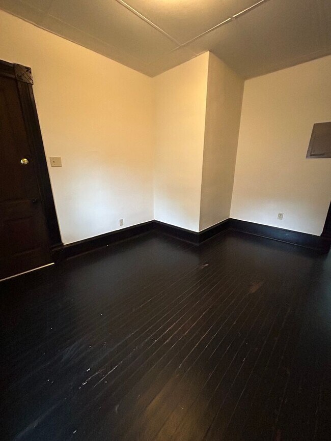Building Photo - One Bedroom Apartment on La Crosse Northside