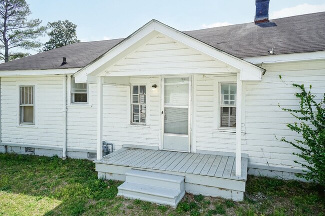 Building Photo - Newly Renovated Two Bedroom Home!