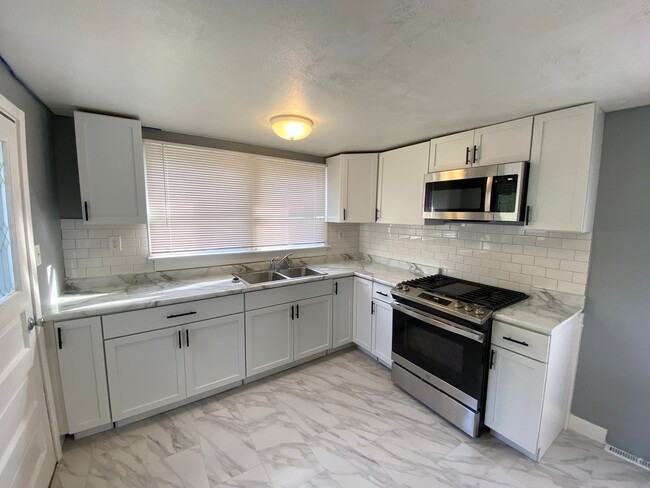 Building Photo - Freshly Updated 2 Bedroom /1Bath w/2 Stall...