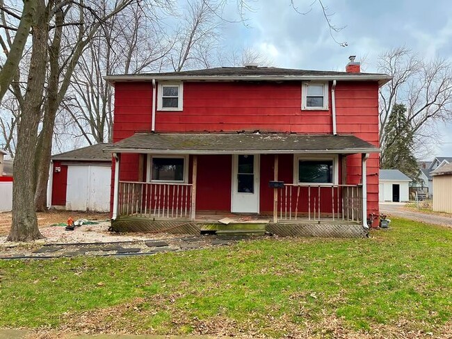 Primary Photo - 404 N West St, Le Roy, IL 61752
