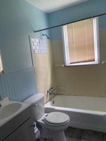 Building Photo - 220 15th Ave SW