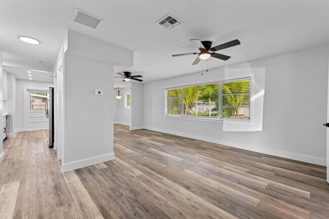 Building Photo - SFH Fort Myers 1561