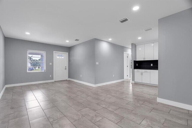 Building Photo - 14620 Tyler St