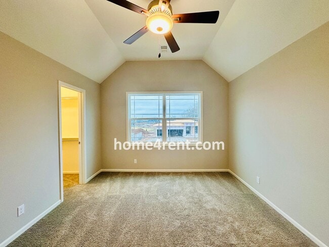 Building Photo - Nearly New Luxury Home in Blue Valley Schools!