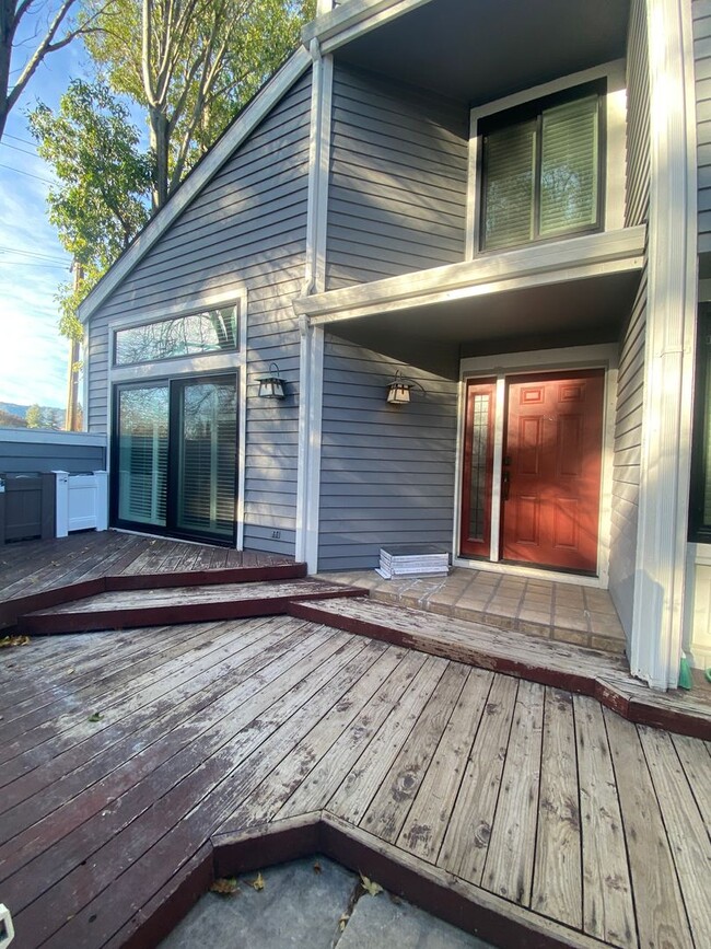 Building Photo - Remodeled Wellington 3 bed/2.5 bath end un...