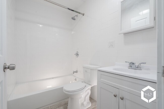 Building Photo - Remodeled 2 Bedroom Apartment with Private...