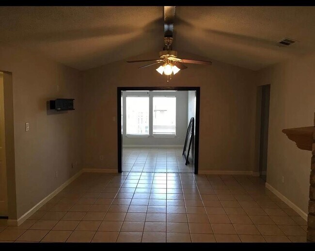 Building Photo - 3110 Kleinmann Ave