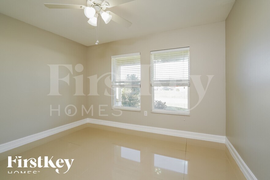 Building Photo - 601 NW 17th Ave