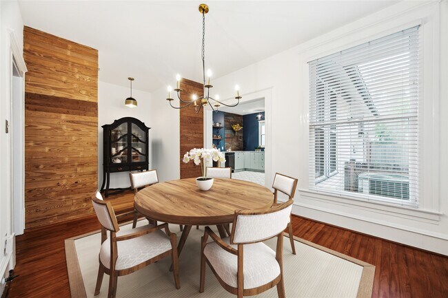 Building Photo - 208 E 12th St