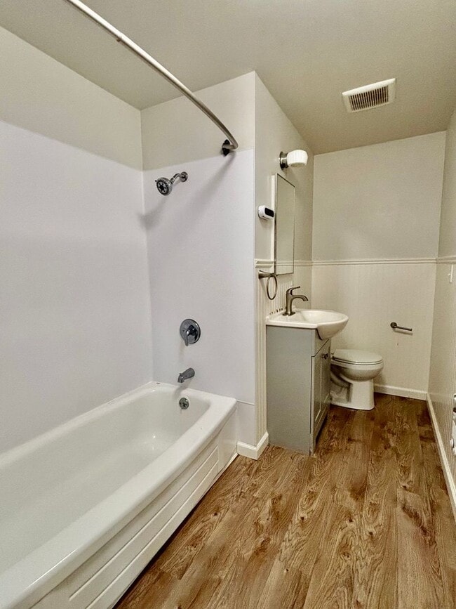Building Photo - $250 move-in credit! 2 Bed / 1 Bath Downto...