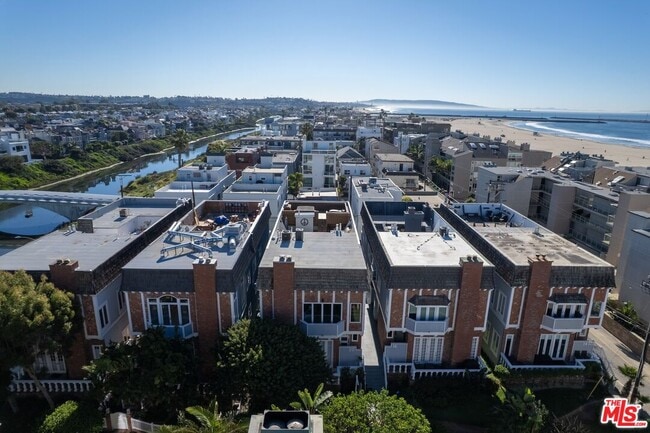 Building Photo - 20 Ketch St