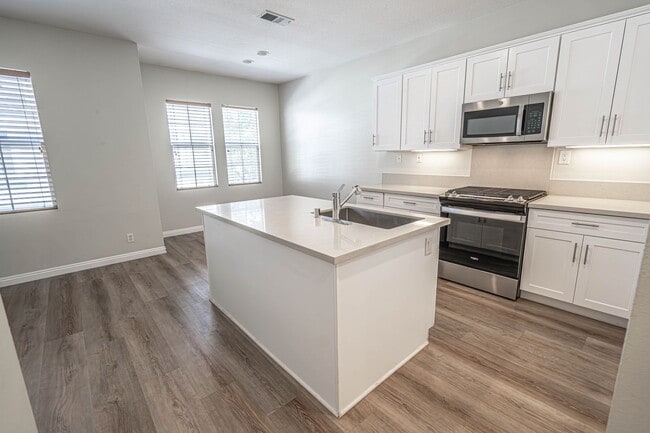 Building Photo - Bridgeport 3 Bedroom Townhome in Valencia!