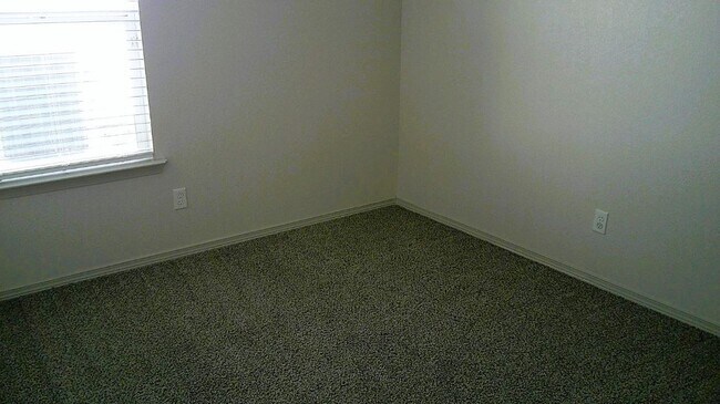 Building Photo - Immaculate Single Level Northeast Home With Refrigerated Air Located In Quiet Neighborhood