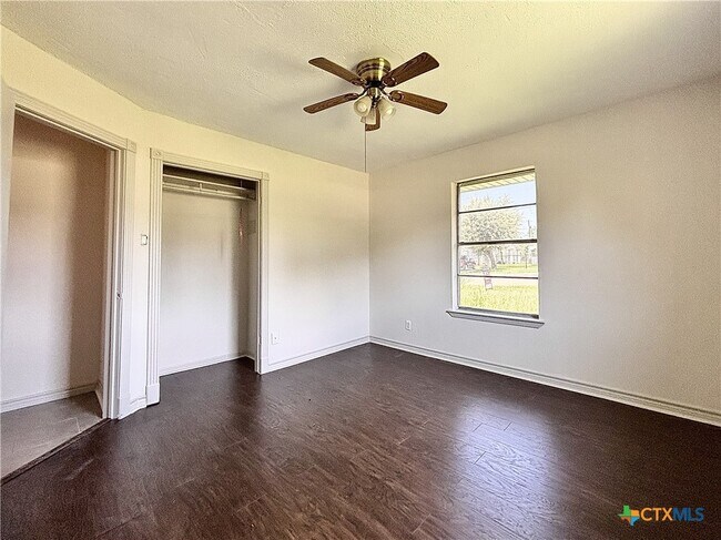 Building Photo - 209 Prairie Ave