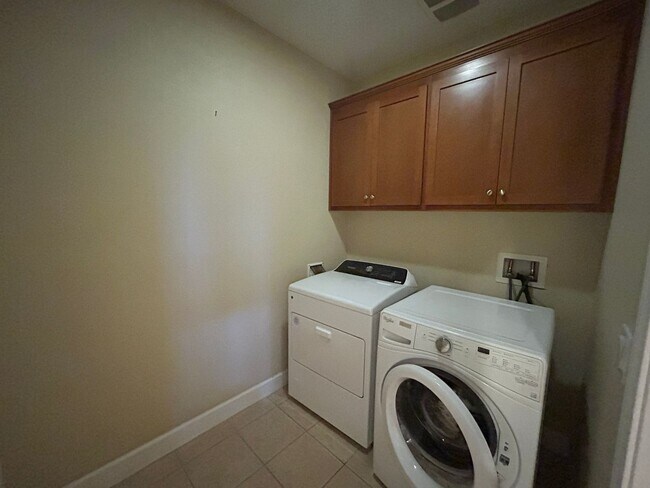 Building Photo - Luxurious and Spacious 5 Bedroom in Gilroy