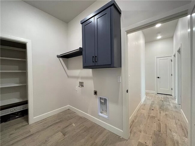 Building Photo - Luxarious 3BD/2BTH Home off of JKP Turnpik...