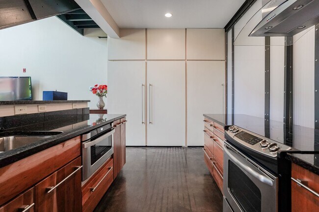 Building Photo - Fully Furnished Mid-Term 2-Level Condo | 1,549 Sq Ft | Private Parking | Shared Living