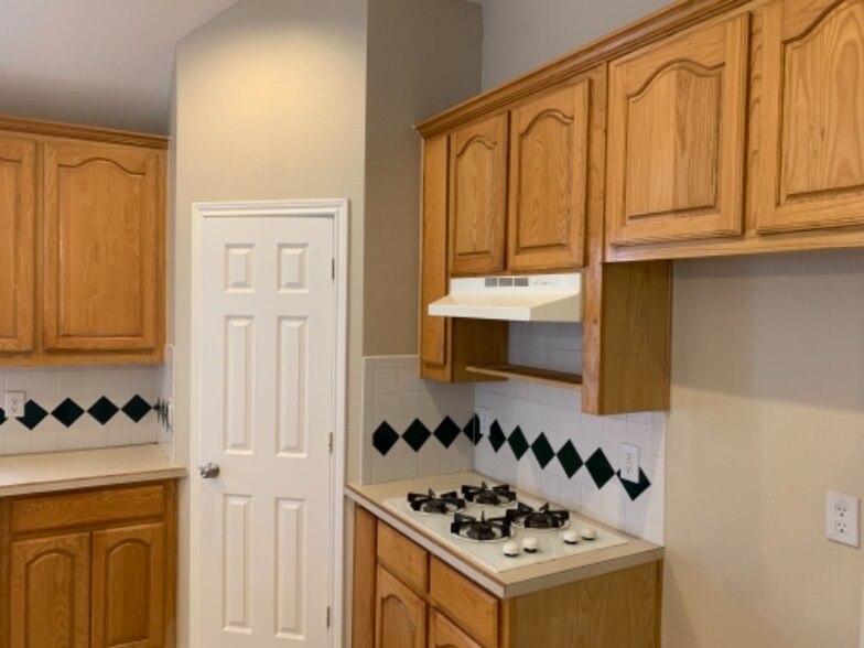Building Photo - 903 Redbud Dr