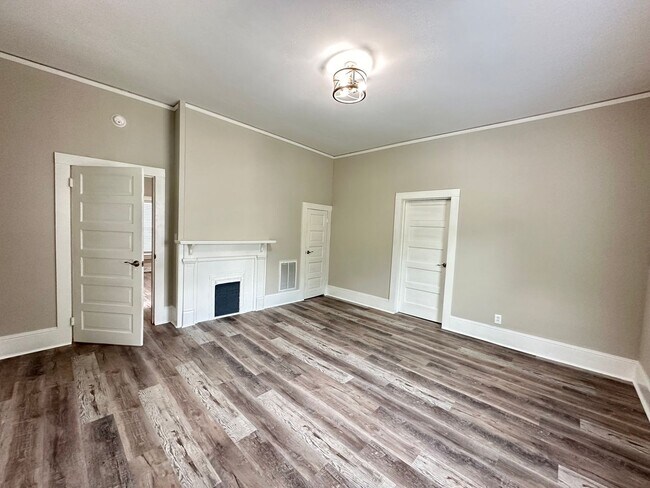 Building Photo - Beautifully Renovated 2 Bedroom 1 Bathroom...