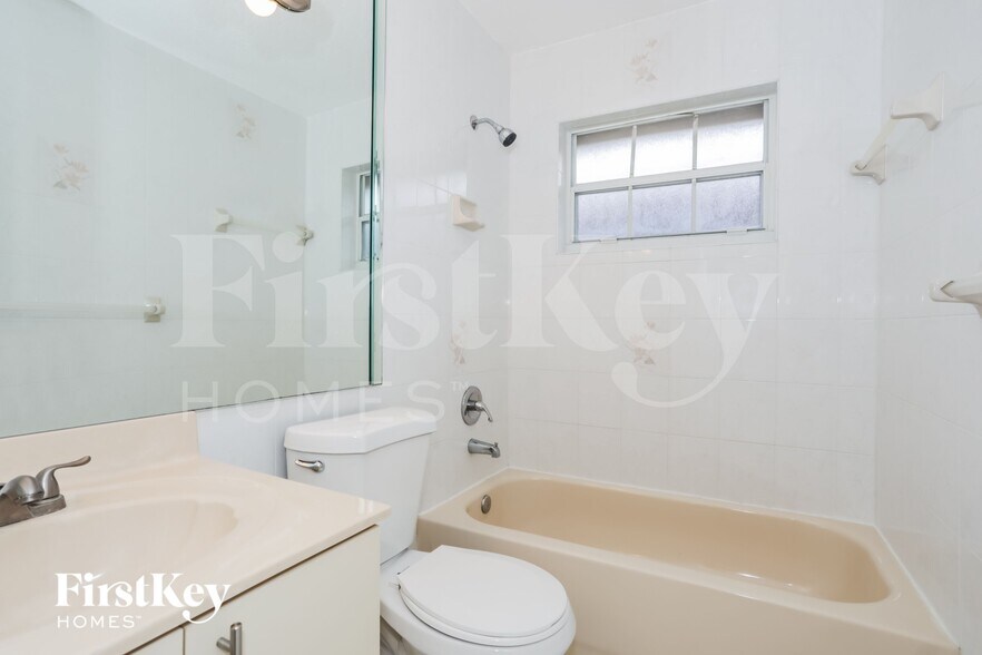 Building Photo - 15565 SW 138th Ave