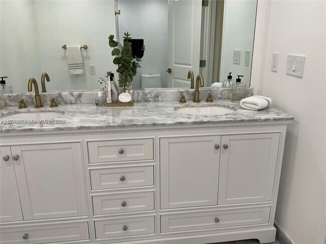 Building Photo - 10150 Collins Ave