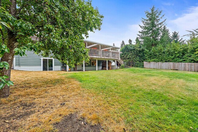 Building Photo - Spacious 4 Bed Lakewood Home w/ 2 Kitchens...