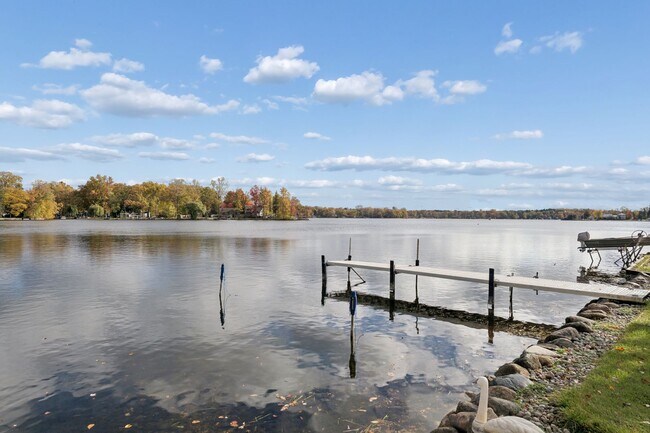 Building Photo - Charming 3-Bed, 2.5-Bath Home in Pinckney!