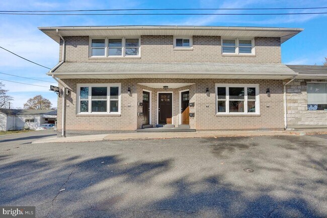 Building Photo - 933 N Hanover St